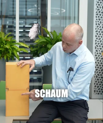 Ein ROMA Mitarbeiter erklärt die Schaumherstellung