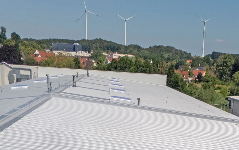 ROMA Dachpaneele auf einem Industriegebäude