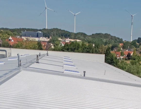 ROMA Dachpaneele auf einem Industriegebäude