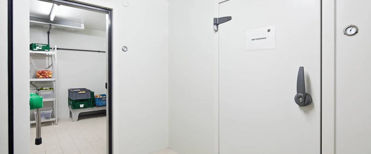 Kühlraum mit Wand- und Deckenpaneelen und Drehtür