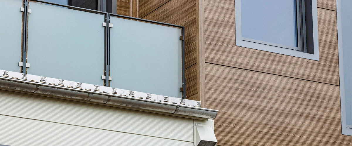Balkon und Holzoptik an der Fassade
