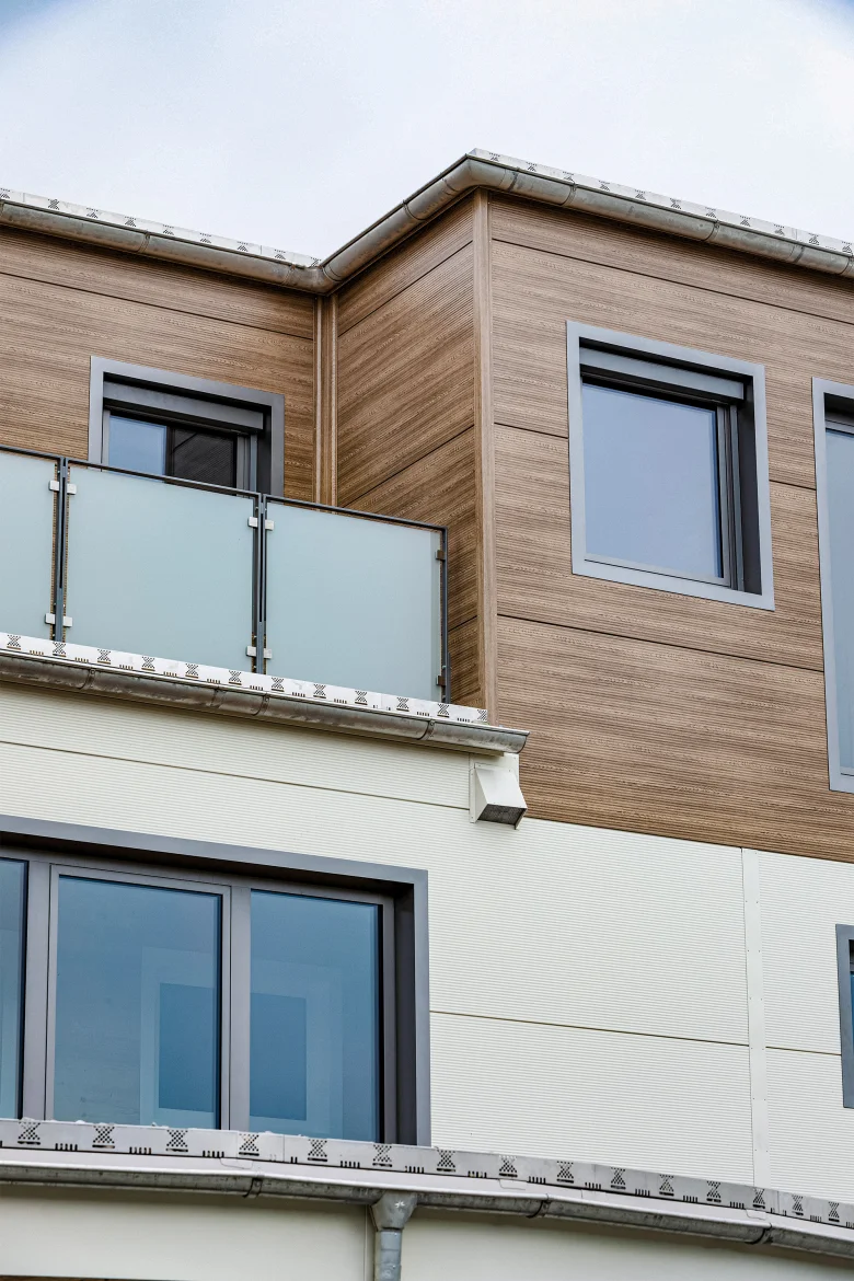 Balkon und Holzoptik an der Fassade