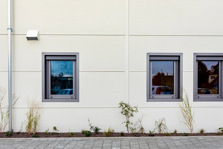 Fenster an der hellen Paneelfassade